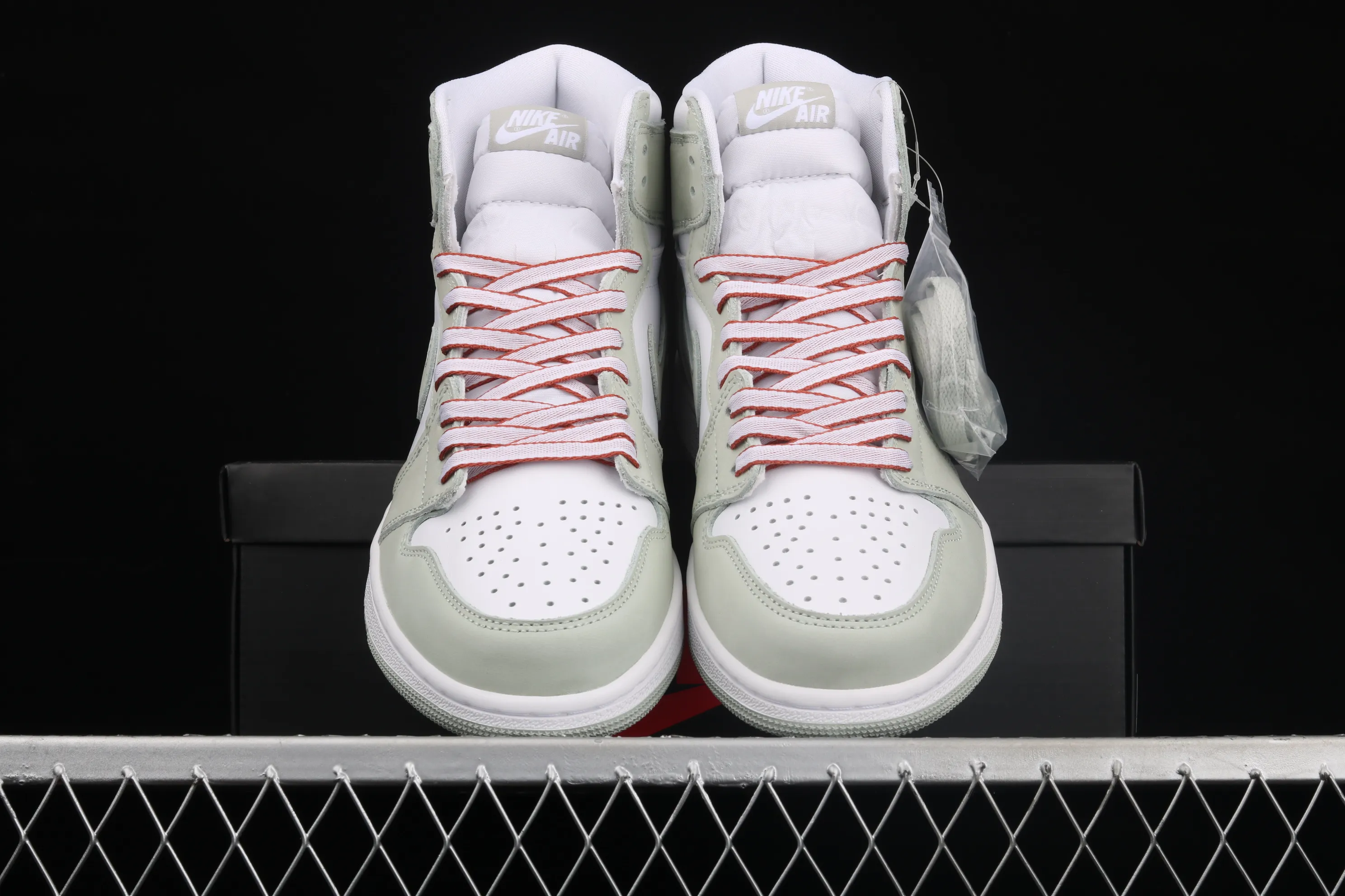 All categories Air Jordan Jordan series basketball shoes Air Jordan 1 High L version Air Jordan 1 Retro Hi AJ1 Joe 1 high top aqua blue CD0461-002